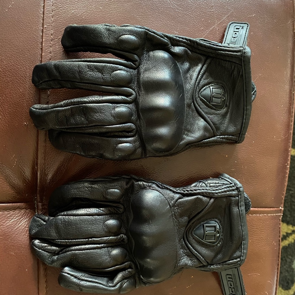 Women’s leather motorcycle gloves